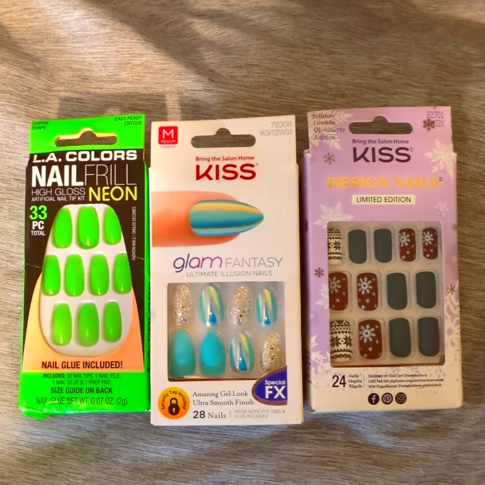 Set of 3 glue on nails